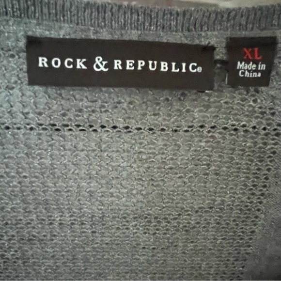 Rock & Republic Gray Long Sheer Sleeve Top Woman’s Sz XL Reverse Hem V Neck - Picture 2 of 6